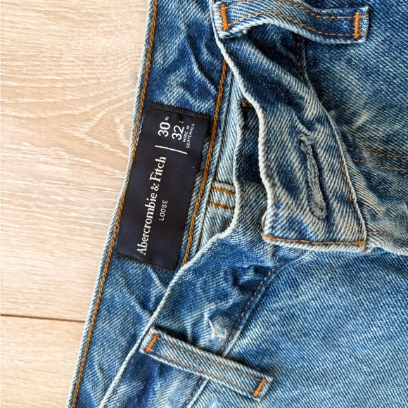 Abercrombie & Fitch Men's Relaxed Blue Jeans - Picture 2 of 2